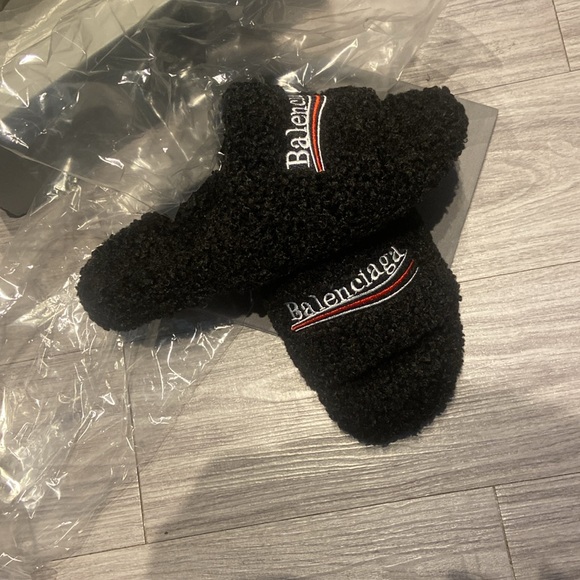 BALENCIAGA BLACK FURRY SLIDES #Balenciaga - Picture 4 of 4